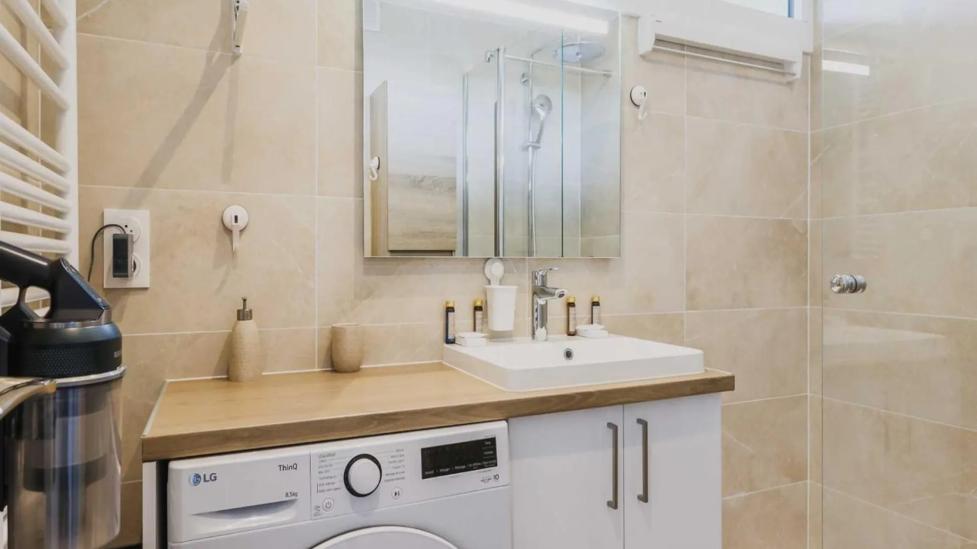 Exceptional Apt 2 Balconies - 2Bd 4P - Montmartre Paris 0*,  France
